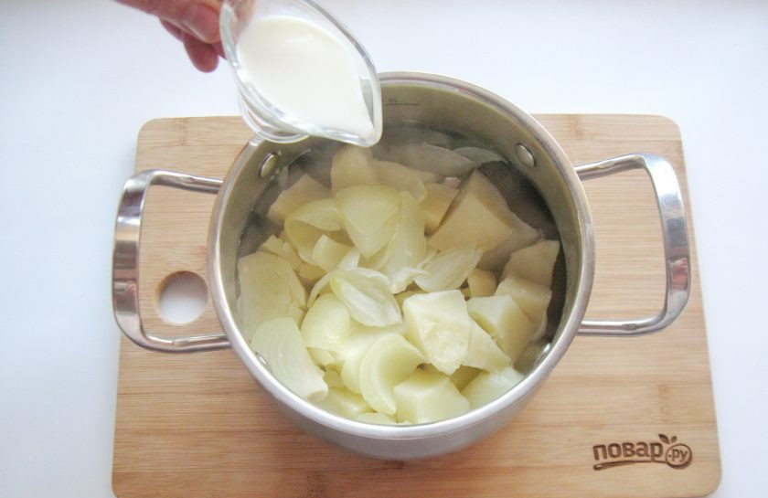 1. Этап. Луковое пюре: Добавьте теплое молоко.