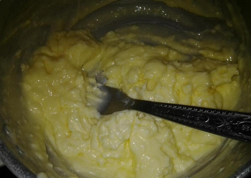 1. Этап. Печенье в формочках: 2. Разминаем сливочное масло вилкой. Масло можно заменить маргарином.