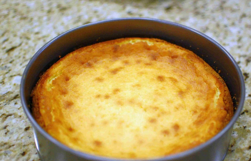 1. Этап. Итальянский пирог с сыром: В предварительно разогретую до 170-180 градусов духовку ставим пирог. Снизу на решетку поставьте миску с водой, чтобы жидкость забирала жар на себя. Запекаем около часа, пока вся сырная масса не 