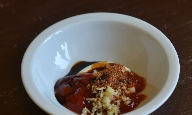 1. Этап. Маринад для шашлыка из куриных крылышек: Первым делом подготовьте сам маринад. Для этого в пиалке смешайте майонез, кетчуп, бальзамический уксус, добавьте соль и перец. Очистите и пропустите через пресс зубчики чеснока и добавьте их в миску с остальными ингредиентами.