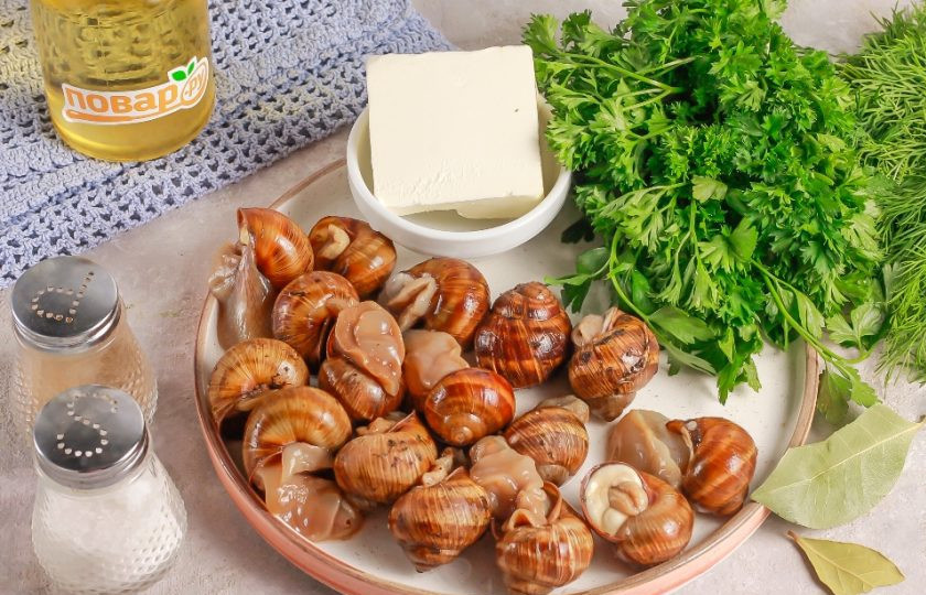 1. Этап. Виноградные улитки по-бургундски: Подготовьте указанные ингредиенты. Улитки используйте живые, не маринованные, именно виноградные! Перед приготовлением посадите улиток в банку или контейнер с крышкой и подкармливайте 2-3 дня пшеничной мукой, чтобы у них очистился кишечник.