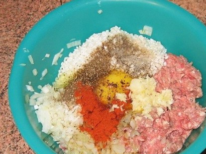 1. Этап. Ежики из говядины: В удобной посуде смешиваем рис, фарш, яйцо, соль, перец, специи по вкусу. Все хорошенько смешиваем руками.