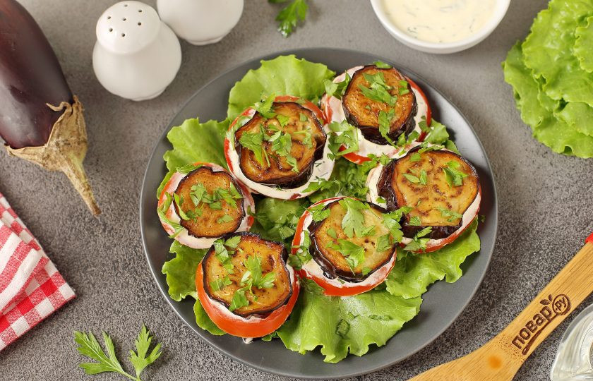 1. Этап. Пирамидки из баклажанов: Пирамидки из баклажанов готовы. Подавайте закуску к столу сразу же. Приятного аппетита!