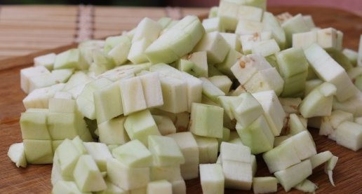 1. Этап. Печень с овощами: Очищаем от кожуры и нарезаем кубиками.