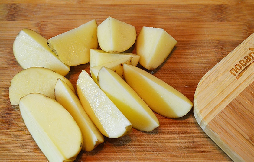 1. Этап. Деревенский картофель под сырным соусом: Картошку нарежьте дольками.