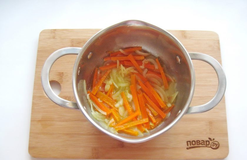 1. Этап. Диетическая рыба с овощами: Налейте рафинированное подсолнечное масло и немного воды. Тушите лук с морковью под крышкой 7-8 минут.