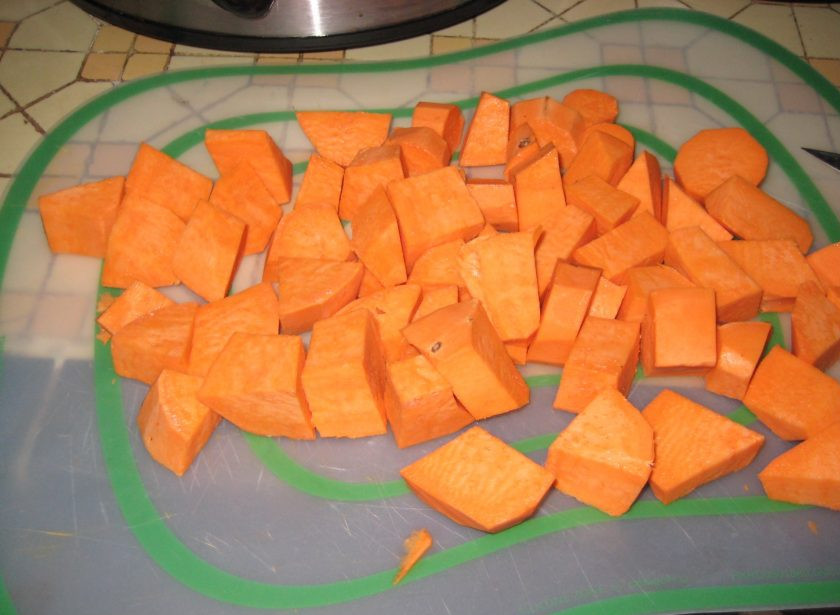 1. Этап. Свинина, тушенная с зеленым луком: Чистим батат и нарезаем его кусочками средней величины.