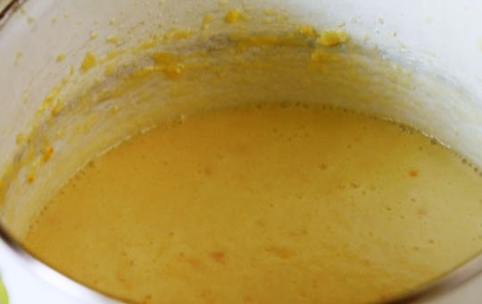 1. Этап. Греческий новогодний торт: Вливаем в сахарную смесь сок одного апельсина и коньяк, а также немножко тертой цедры апельсина. Взбиваем до однородности еще пару минут.