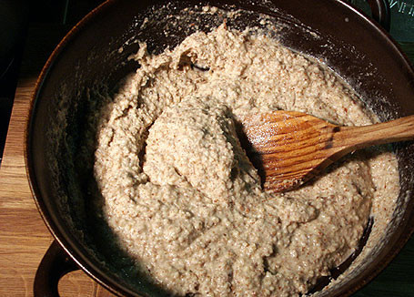 1. Этап. Курица с грецкими орехами: 6. В орехи тоже понемногу вливаем бульон от курочки, пока не добьетесь консистенции сметаны.