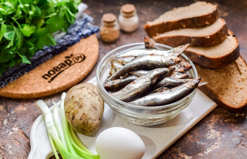 1. Этап. Канапе с килькой и яйцом: Подготовьте ингредиенты.