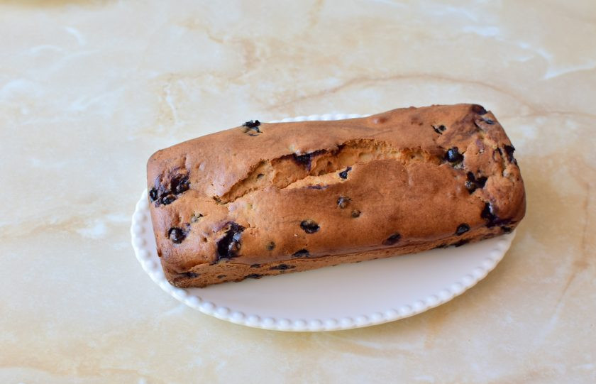 1. Этап. Кекс на сметане с черникой: Кекс с черникой выпекайте при 180 градусах, примерно 40 минут. За время выпечки он немного поднимется и станет золотистого цвета. Извлеките готовый кекс из формы и остудите.