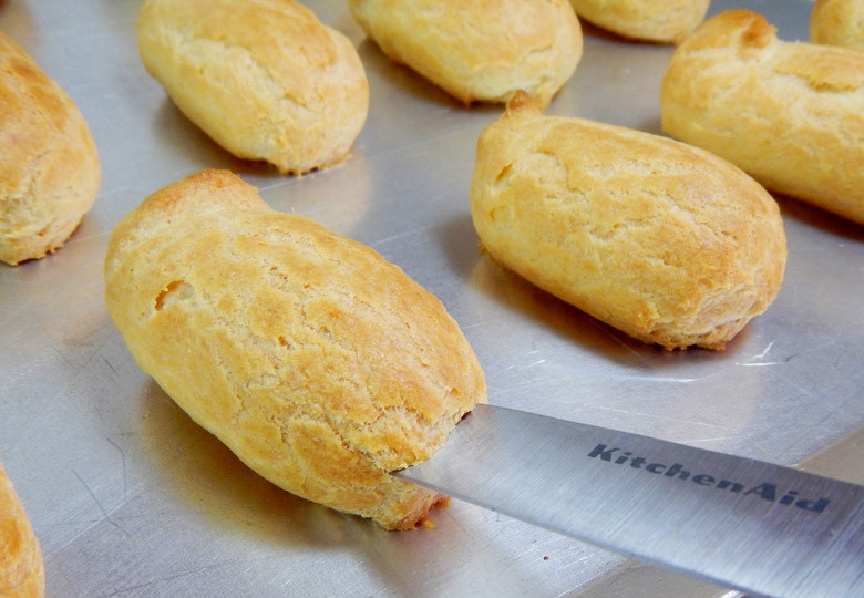 1. Этап. Пирожные Эклер: 14. Выпекайте эклеры при 220 градусах 10 минут, затем уменьшите температуру до 180 градусов и выпекайте еще 30 минут. Остудите эклеры, затем сделайте глубокий прокол с одной стороны.