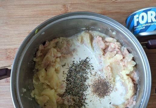 1. Этап. Запеканка из тунца А-ля Брандада: Туда же наливаем оливковое масло, если у вас тунец без масла. Добавляем соль, перец, базилик. Всё тщательно перемешиваем.