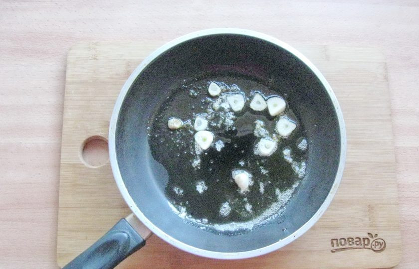 1. Этап. Паста с бужениной: Поджарьте чеснок на сливочном масле в течение 2-3 минут.