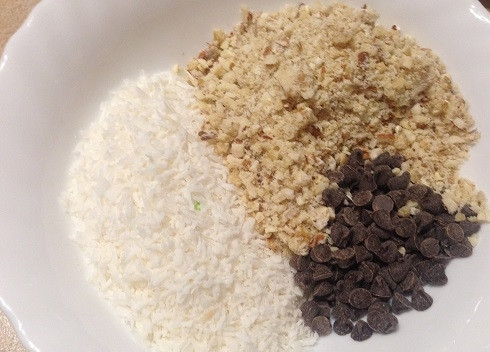 1. Этап. Легкое печенье с кокосом, орехами и шоколадом: 2. Орехи измельчаем, если используете обычный шоколад, а не капельки, как у меня — нарубите его ножом на мелкие кусочки.