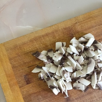 1. Этап. Салат Мария: Шампиньоны почистить и нарезать средними кубиками. Если грибы крупные, то их необходимо нарезать кубиками, а если мелкие, то лучше пластинками, так они будут гораздо красивее смотреться в салате.