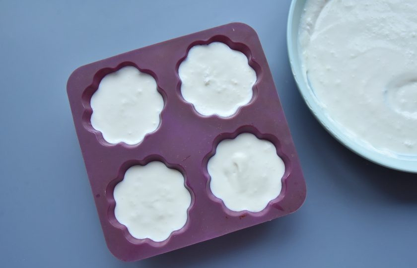 1. Этап. Протеиновые кексы: Готовое тесто разложите в силиконизированные формочки для кексов. Выпекайте кексы в разогретой до 180 градусов духовке 20 минут.