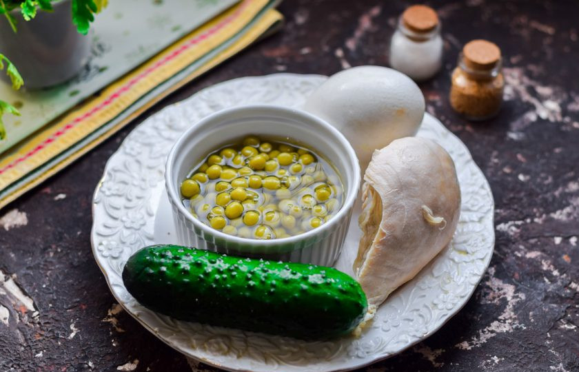 1. Этап. Салат с огурцом и горошком: Подготовьте ингредиенты.