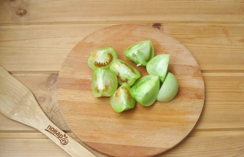 1. Этап. Зеленые помидоры дольками на зиму: Зеленые помидоры помойте и нарежьте на четыре части.