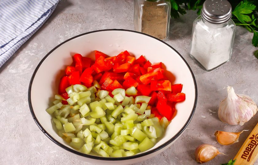 1. Этап. Мидии по-испански: Пока мидии провариваются, нарежьте помидоры, перец чили без семян и болгарский перец мелким кубиком и высыпьте нарезки в салатник, глубокую емкость.