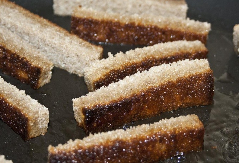 1. Этап. Гренки ржаные с чесноком: Сливочное масло растапливаем на сковороде, затем выкладываем нарезанный хлеб и обжариваем на сильном огне со всех сторон до золотистого цвета. Хлеб лучше обжаривать не сразу весь, а разделить его на несколько партий, тогда он лучше и быстрее прожарится.