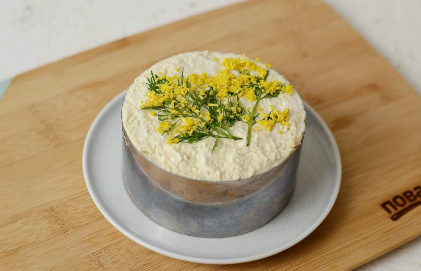 1. Этап. Вегетарианская Мимоза: Смажьте его майонезом. Украсьте укропом и тофу смешанным с куркумой.