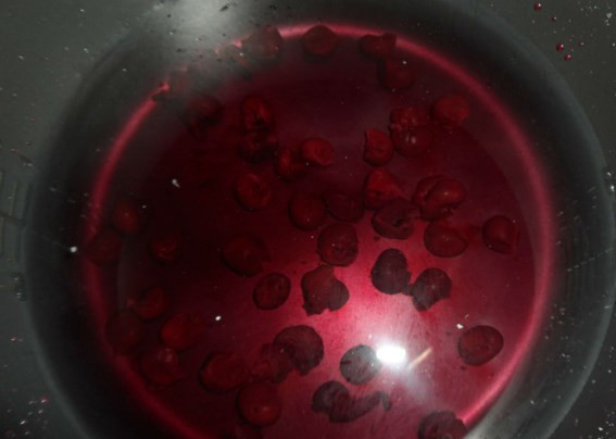 1. Этап. Компот из вишни в мультиварке: В кастрюлю налейте воду и положите вишню. Предварительно вишню нужно очистить от косточек.