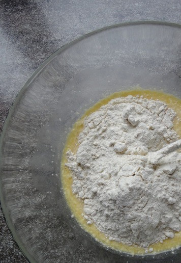 1. Этап. Булочки с грибами под сырной глазурью: Высыпать муку.