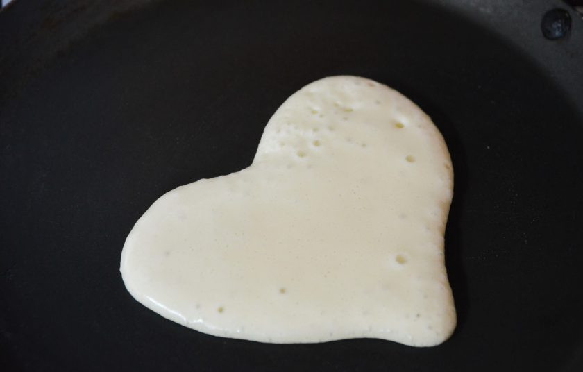 1. Этап. Блины-сердечки: 5. Смажьте блинную сковороду капелькой масла, разогрейте. В кондитерский мешок перелейте часть теста. Рисуйте сердечки!