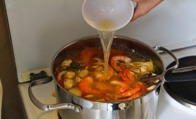 1. Этап. Том Ям Кунг: Пробуем суп, если надо — добавляем соль. Затем добавляем креветки, нарезанный на кусочки перец чили и сок лайма.