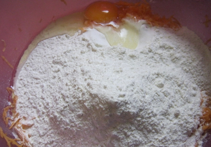 1. Этап. Блины из тыквы: Дрожжи (в этом случае - сухие) разводим в небольшом количестве молока, отставляем на 10-15 минут. Тем временем смешиваем муку, яйца, тыкву, специи по вкусу. Муки может понадобится больше - смотрите по консистенции.