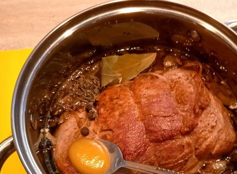 1. Этап. Свиная лопатка тушёная: В кастрюлю к мясу переложить лук, влить сидр и бульон, добавить специи (3-4 шт душистого горошка, 1-2 листа лаврушки и тимьян), не полную чайную ложку мёда. Довести до кипения, убавить нагрев на самый минимум и тушить 1 час. Спустя время мясо перевернуть и тушить ещё час.