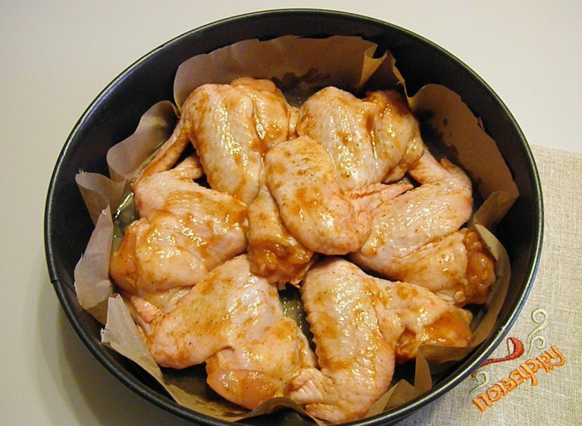 1. Этап. Куриные крылышки в медовом соусе: Возьмите удобную форм для запекания, застелите бумагой. Я бумагу смазываю растительным маслом. Выложите крылышки и отправьте в духовку на 30 минут. запекайте при 180 градусах. Один раз во время запекания смажьте силиконовой кисточкой крылышки выделившимся соком.