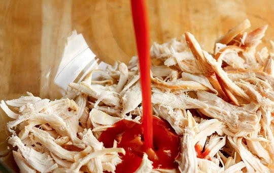 1. Этап. Куриная лазанья: 7. Отварное куриное мясо разделите на кусочки и выложите в миску, залейте соусом.