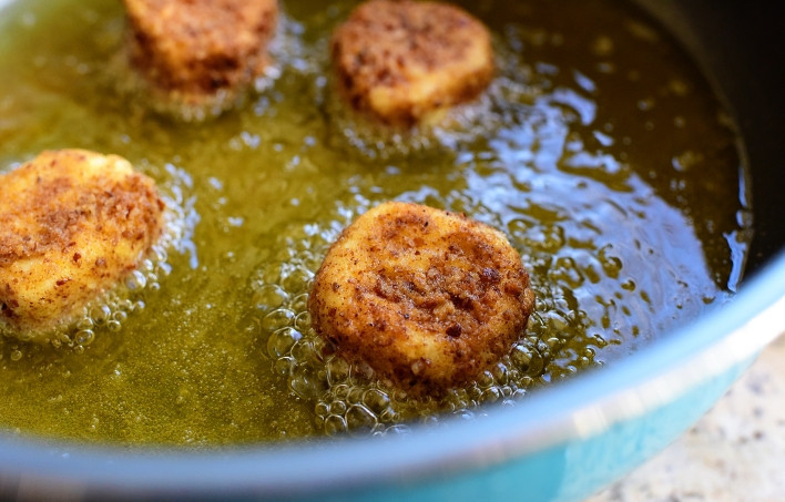 1. Этап. Жареный козий сыр: 7. Обжарьте сыр в кипящем масле до золотистой корки.