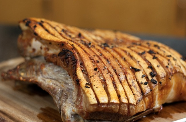 1. Этап. Свинина запеченная с чесноком: Запекать нужно следующим образом: сперва 30 минут при температуре 230 градусов, затем еще 50 минут при 200 градусах. Все, по истечению этого времени запеченная свинина с чесноком будет готова.