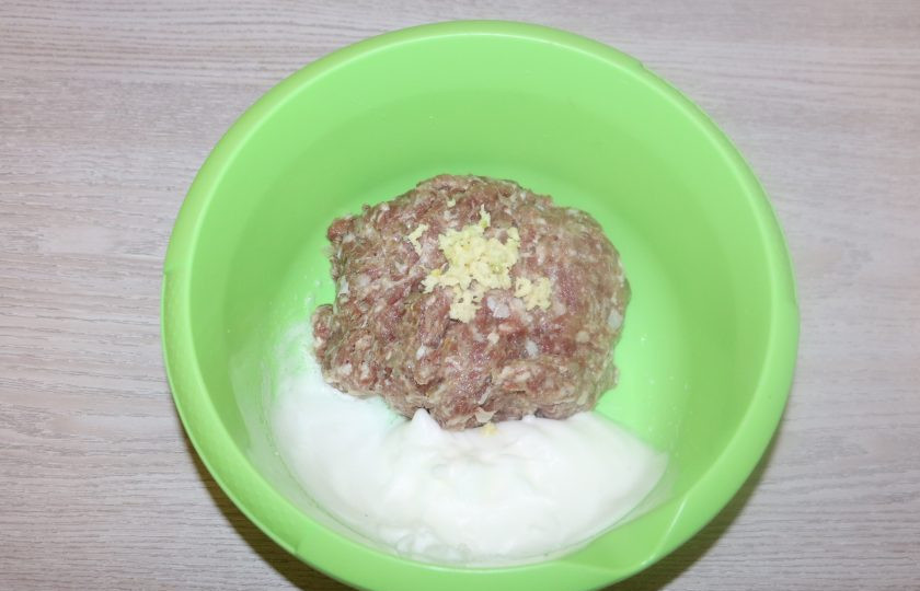 1. Этап. Мясной рулет с ананасами: В фарш добавьте взбитый белок, пропущенный через пресс чеснок, посолите, поперчите, хорошо перемешайте.