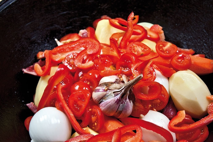 1. Этап. Шурпа в казане: 4. Единственные овощи, которые я рекомендую измельчить, - это сладкий перец и помидорки.