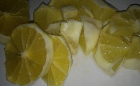 1. Этап. Лимонный джем с имбирем: 2. Нарежьте очищенные лимоны небольшими кусочками.