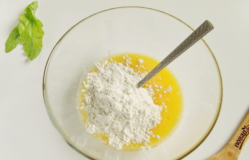 1. Этап. Вареники с щавелем: Частями добавьте муку.