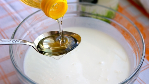 1. Этап. Торт Пирамида: В другой посуде перемешайте кефир с растительным маслом.