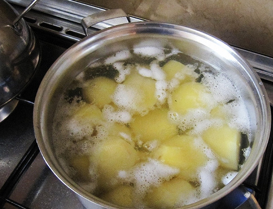 1. Этап. Суп-пюре из опят: 2. Картофель нарезаем небольшими кусочками и отвариваем. Не забываем подсолить воду. Можно добавить в кастрюлю лавровый лист, он придаст картофелю аромат.