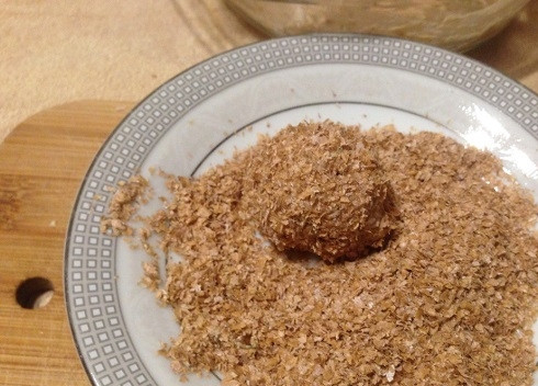 1. Этап. Диетические туннаболы: Тщательно обваливаем в отрубях.