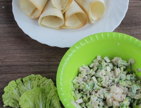 1. Этап. Праздничная закуска в тортилье: Размешайте начинку