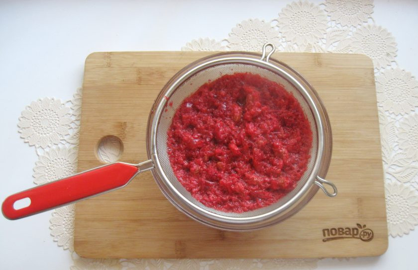 1. Этап. Ликер из кизила: Отвар с кизилом охладите и протрите ягоды через сито.