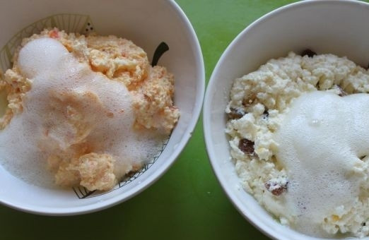 1. Этап. Пирог из моркови и творога: 9. Взбейте со щепоткой соли белок. В каждую из начинок добавьте по половине белка и хорошо перемешайте.