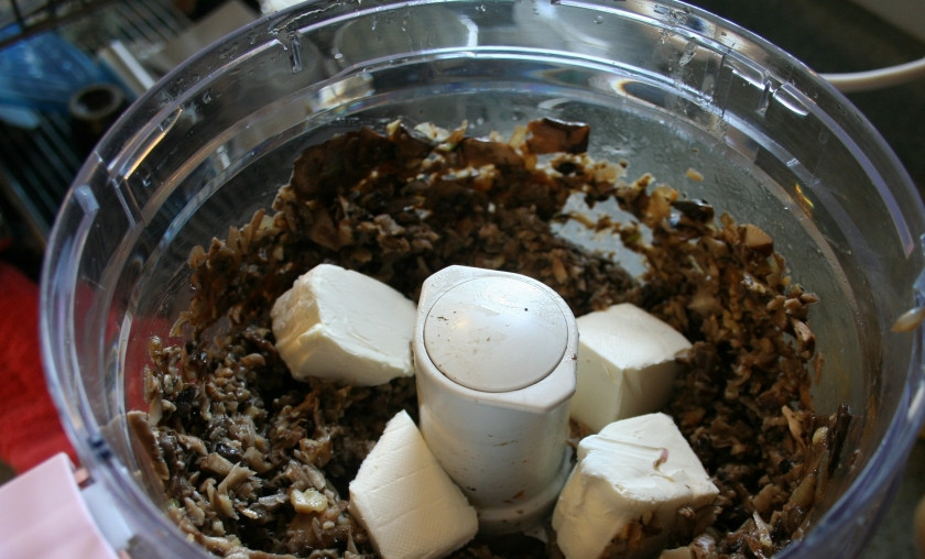 1. Этап. Паштет из грибов: 2. Грибам важно дать остыть, после чего при помощи блендера измельчим их в кашицу. Далее добавим размягченные масло и сырок, тимьян, коньяк, соевый соус… и все тщательно перемешаем.