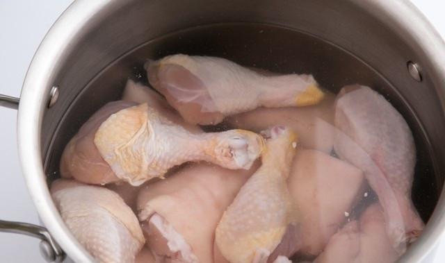 1. Этап. Холодец с курицей: 1. Замочите свиные ноги в холодной воде на 3-5 часов, вымойте голень. Переложите свинину и курицу в кастрюлю, залейте холодной водой и отправьте на огонь.
