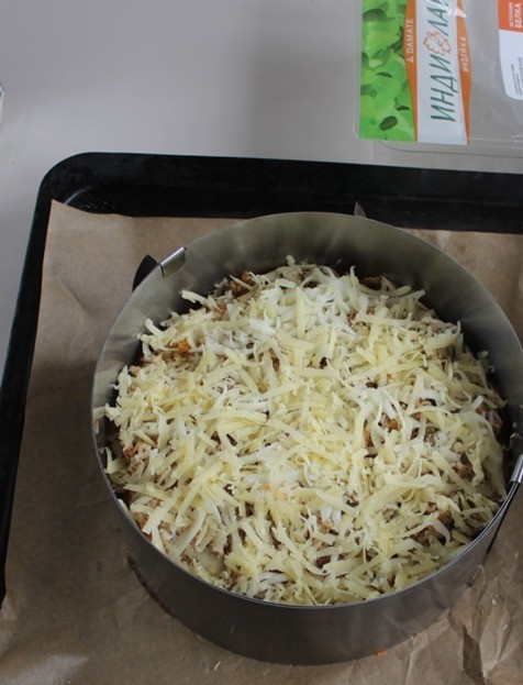 1. Этап. Блинный торт: Чередуя слои соберите торт. Сверху торта выложите блинчик и посыпьте сыром, чтобы получился боле менее гладкий верхний слой или же сделайте фактурный верхний слой: на блинчик нанесите майонезную сетку - фарш - сыр.