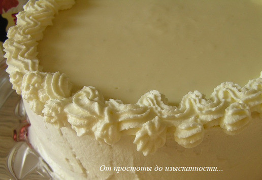 1. Этап. Торт Малиновая роскошь: Украсьте взбитыми сливками бока и верх торта.